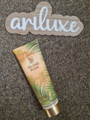Victoria's Secret Island Rush lotion - Island Rush body lotion från Victoria's Secret med tropisk design i grönt och guld. Innehåller doft av kokos, tahitisk gardenia och solvarma toner. Tuben rymmer 236 ml och har guldfärgat lock. Perfekt för dig som älskar exotiska dofter.helt ny och oanvänd