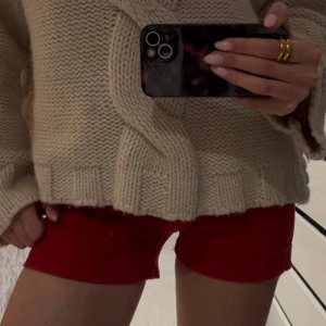 Röda shorts med låg midja - Snygga röda shorts som är super coola. Dessa har lågmidja och gör verkligen hela outfiten. Kolla gärna in mina andra shorts❣️❣️