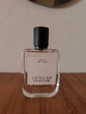 L'Atelier Parfum Opus 3 Salty Wood - Unisex parfym från L'Atelier Parfum, Opus 3 Salty Wood. Vill du ha en ordentlig salt+trä-lukt, då är detta absolut den perfekta lukten. Ordentlig salt trä!!! Endast testsprayad då den var något mer maskulint än jag ville ha. Sitter länge! 