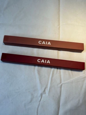 Nya Caia Cosmetics läppennor  - Helt ny oöppnade läppennor i färgerna Caramel Cutie och Ruby Plum från Bianca Ingrosso Caia 