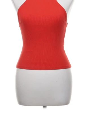 Röd ribbad halterneck linnetopp - Snygg röd ribbad linnetopp med halterneck-modell. Toppen är ärmlös och har en tight passform som framhäver figuren. Perfekt att matcha med jeans eller kjol för en trendig look.
