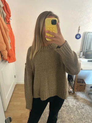 Stickad tröja - Aldrig använd från H&M, storlek L men sitter som S/M