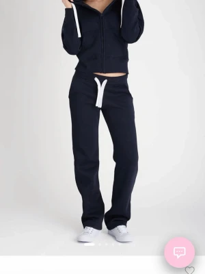 Russemerch set - Russemerch set i färgen navy, båda delar i storlek S. Använda men gott skick, banden något missfärgade från tvätt men inget som syns mycket. Båda delar! Skriv för mer bilder🤗