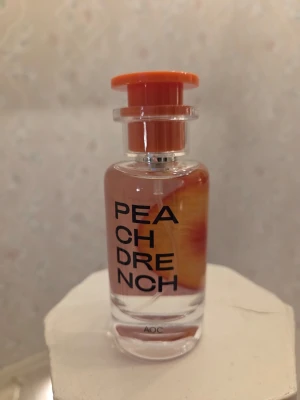Peach Drench parfym med orange kork - Fräsch parfym från AOC med namnet Peach Drench. Perfekt för dig som gillar persiko dofter. Enadt testad.