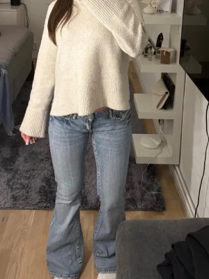 Ljusblå bootcut jeans - Ny annons med fri frakt !! Säljer ett par ljusblå bootcut jeans med klassisk femficksdesign och hög midja. Jeansen har en lätt tvättad look och vida ben som ger en retrovibe. Perfekta att styla med en stickad tröja eller crop top.