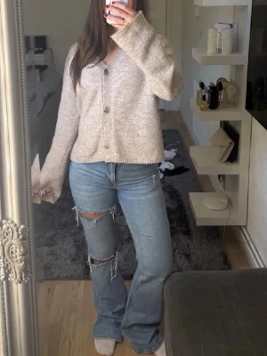 Blå slitna jeans med raka ben - Ny annons med fri frakt!! Säljer ett par ljusblå jeans med raka ben och slitna detaljer på knäna. Jeansen har klassisk femficksdesign och är tillverkade i denim. Perfekta för en avslappnad och trendig look.
