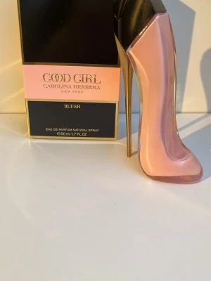 Carolina Herrera parfym - Har använts väldigt få gånger(runt tio sprays kanske), lådan ingår💕