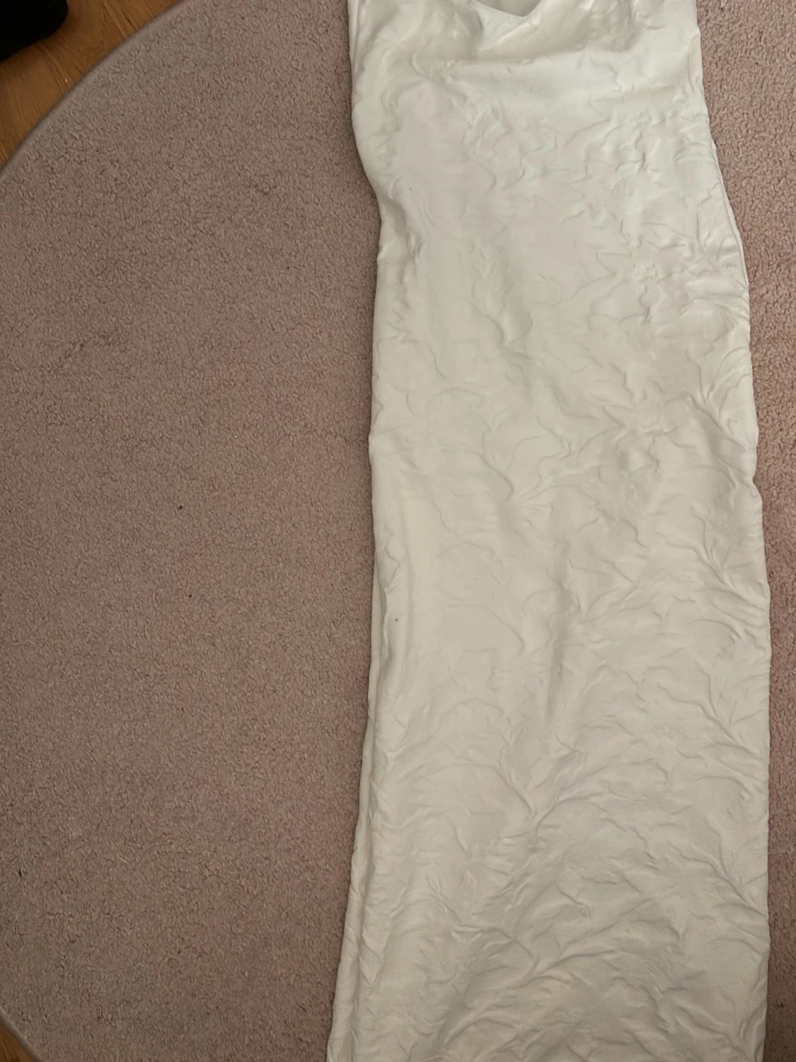 Vit lång klänning med breda axelband - 1