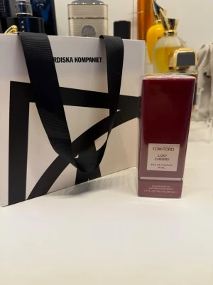 Tom Ford Lost Cherry 50ml - Tom Ford Lost Cherry – 50 ml  Säljer en exklusiv och populär doft från Tom Ford. En lyxig parfym med söt och djup karaktär av körsbär, mandel och varma toner.  • Storlek: 50 ml   • Skick: Oöppnad Äkta produkt. Perfekt för dig som vill ha en unik och elegant doft.  Snabb frakt, skickas oftast inom 24h.   Hör av dig vid frågor. Ord pris 3899 kr!