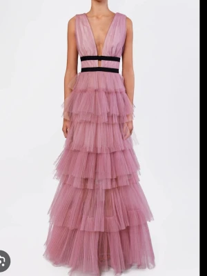 Rosa balklänning med volanger - Säljer min så fina rosa balklänning! Klänningen är från märket True Decandence i storlek 6, vilket passar de som bär storlek 34/36/XS/S! Klänningens nypris är 2100kr och den är använd endast 1 gång! 