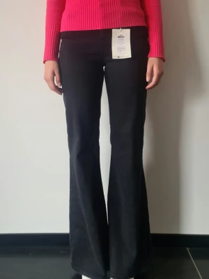 Helt nya flared jeans från ONLY - Helt nya Flared Jeans från ONLY. Färgen är Washed Black och storleken är S/32. Högmidjande och midjan är ca : 68-74 cm.  Säljer dem pga att det är mycket tight i midjan för mig 