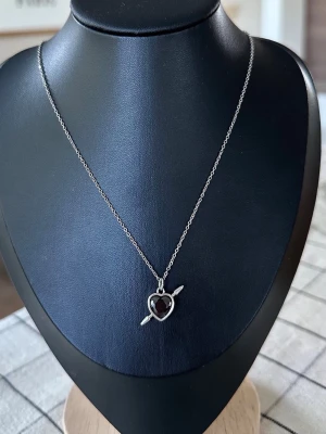 Maria Nilsdotter ”Rebel Love” necklace inspired! - Inspirerat Halsband av Maria Nilsdotter.  Halsbanden är 100% rost och nickelfria och kedjorna är 40cm men går att förlänga med ytterligare 5cm. Vid mer frågor är det bara att höra av sig ☺️