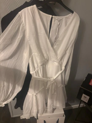 Vit klänning - Säljer en vit klänning ifrån bubbleroom i storlek💞 helt ny endast testad, prislapp och original förpackning finns🌸