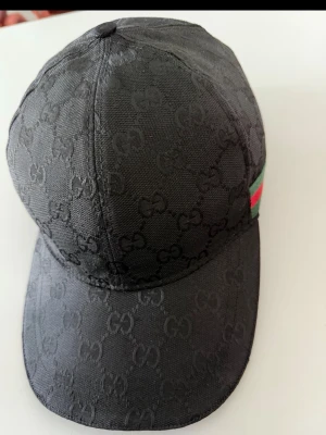 En fin svart keps  - Snygg svart keps i bra skick storlek M