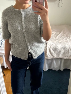 Grå kofta  - Grå kofta med lite buckligt material! Silvriga knappar💗Använd 2 gånger! 
