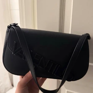 Svart axelremsväska från Valentino - Säljer pga tröttnat och inte min stil av väskor längre… finns i luleå. 