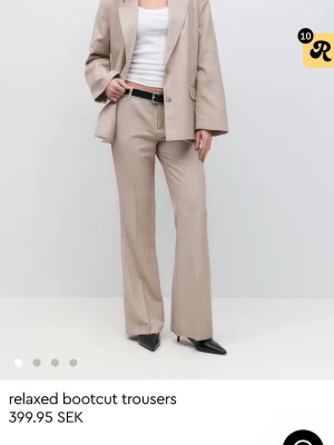 Beige bootcut kostymbyxor - Ginas super sköna kostymbyxor, kommer inte till användning mer. skriv för fler bilder💕