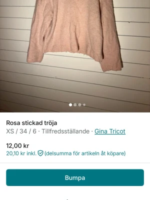 Rosa stickad tröja Gina Tricot - Mysig rosa stickad tröja från Gina Tricot med enkel design och rund hals. Tröjan har långa ärmar och ribbade muddar vid ärmslut och nederkant. Perfekt för lager på lager och passar till både jeans och kjol.