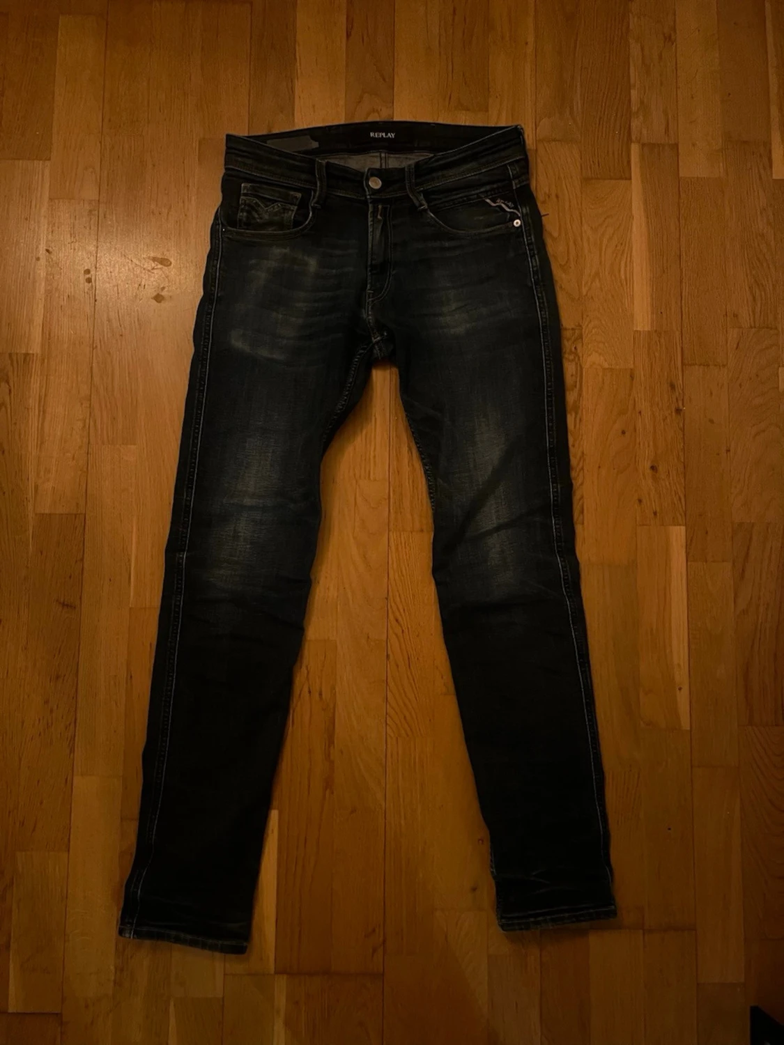 Mörkblå slim fit jeans från Replay - 2