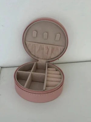 Nytt smyckeskrin ifrån ur och Penn - Aldrig använd prislapp kvar på sista bilden 