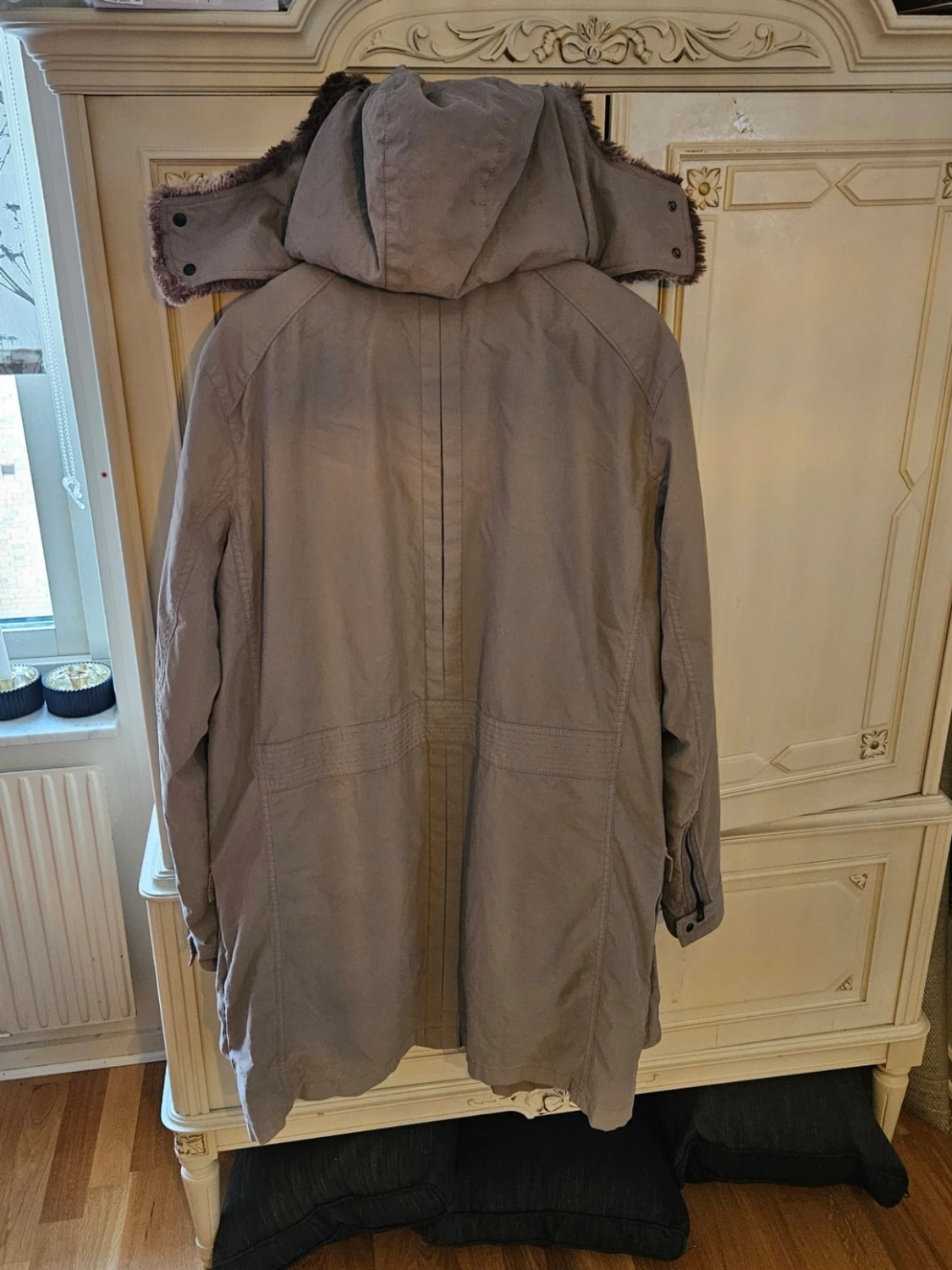 Beige parkas med fuskpäls - 1