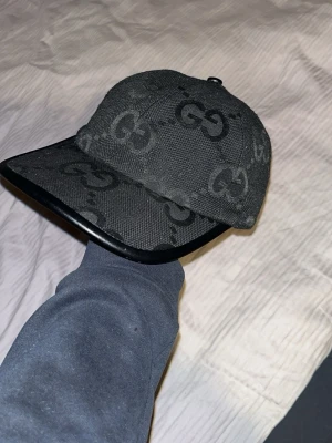 Svart Gucci keps med GG-mönster - Snygg svart keps från Gucci med det klassiska GG-monogrammet över hela kepsen och kom dm för fler bilder eller funderingar 