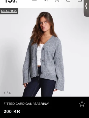 Svart cardigan Sabrina Lager 157 - Säljer en sånhär kofta i svart i storlek S , kol privat för egna bilder på koftan 