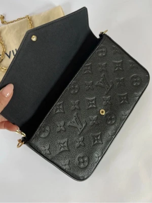 Louis Vuitton väska  - Louis Vuitton bag ⚜️ Svårt läder, guld kedja, box ingår och skicket är mycket bra ⚜️