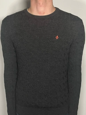 Kabelstickad Morris tröja - Säljer en ritkigt snygg och trendig Kabelstickad morris tröja i 100% merinoull och i fint skick, storlek M, vid frågor är det bara att skriva //Gramenti