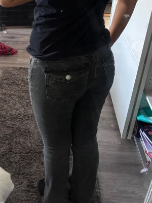 Grå lågmidjade jeans  - Snygga låg midjade jeans dom har inga skador eller nått 