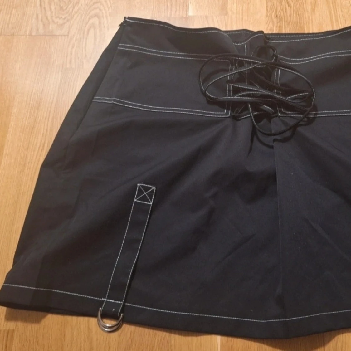 Svart kortkjol med snörning