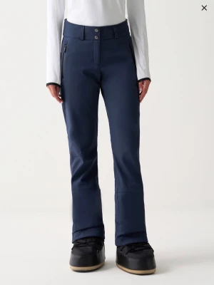 Mörkblå skidbyxor från Colmar😍 - Sjukt snygga marinblå skidbyxor från Colmar!!😍🎿 Bootcut ben och två dragkedjefickor framtill. Byxorna är lågmidjade - mid waist fram med högre baksida som skyddar från att ta in snö i ryggen🥶🙏 Formar ben och rumpa så snyggt och är i toppkvalitet! Prislapp sitter fortfarande kvar och de har ändast testats. Säljer för att de är försmå för mig som vanligtvis är st 38. Slutsålda på hemsidan. Kan mötas upp i Sthlm eller skicka samma dag som köp inför sportlovet 🎿⛷️ Org pris 4000. Öppen för förhandling