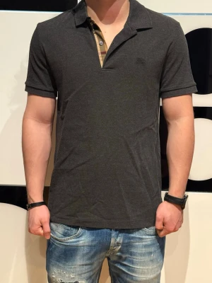 Burberry piké - Riktigt gooo Burberry piké till sommaren!☀️skick 9/10 nypris: 4300kr