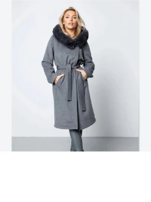 Sanne Alexandra kappa - Fuskpälsen är avtagbar, sparsamt använd, ena fickan är inte uppsprättad än. Storlek M, säljs inte längre, nypris: 3999:-