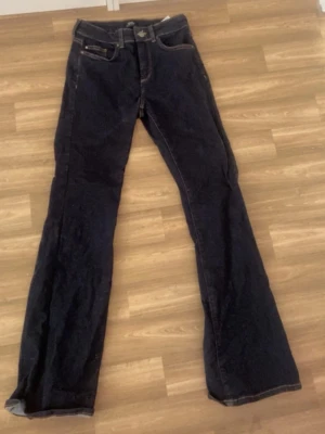 Mörkblå bootcut jeans - Säljer ett par mörkblå jeans från Only i storlek S/30.💗