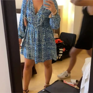 Klänning zara - Säljer en kort långärmad blå klänning i mönstrat tyg