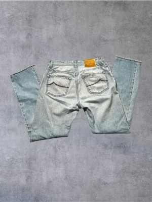 {J4} Jacob Cohën (610) - The Jeans have been well taken care of and are in excellent condition.  • Size: w33  Waits measurement: 40cm  Leg measurement (outseam): 104cm  • Modell 610 • Color: Blue  • Retail price: 5490 SEK / 450€  • Ships within 24 hours of purchase