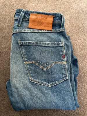 Replay Anbass Jeans Slim Fit W28/L30 - Replay Anbass Jeans | Slim fit | Snygg färg | 449kr | W28/L32, men jeansen är uppsydda hos skräddare så dem sitter mer som W28/L30  I övrigt är byxorna väldigt fräscha och snygga samt är väldigt lätt att styla med andra kläder med sin snygga färg👏  Midja: 38cm Innerben: 70cm  Skriv vid minsta fråga eller fundering🤩