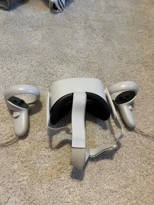 Oculus Quest 2 VR-headset med kontroller - Säljer ett Oculus Quest 2 VR-headset i vit den är i bra skick inget fel men dock en liten prick på lensen men de ser man inte närt man spelar eller så men funkar jätte bra 128gb och lite repor på kontrollerna men funkar som dom ska 