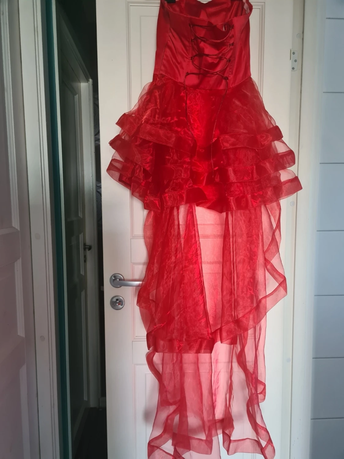 Röd balklänning med volanger - 1