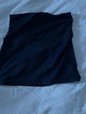 Mörkblå kortkjol från SHEIN - Enkel och stilren mörkblå kortkjol från SHEIN i storlek S. Kjolen har en rak passform och är tillverkad i ett mjukt syntetmaterial som känns bekvämt mot huden. Perfekt att matcha med en crop top eller hoodie för en chill look.