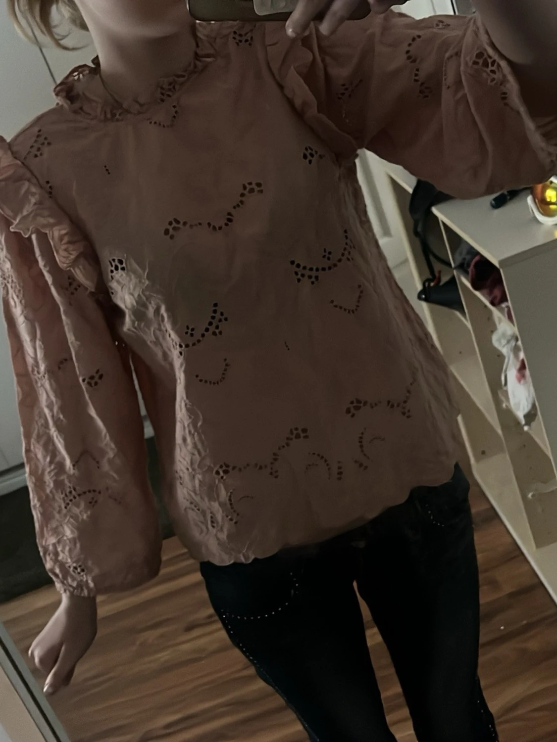 Rosa blus med broderade detaljer