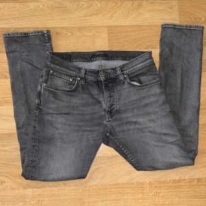 Nudie Jeans grim tim - Säljer dessa riktigt snygga Nudie jeansen i storlek 30/30. Köptes for 1600 på Nudies hemsida.  Inga defekter eller slitningar. Hör av vid frågor 😃