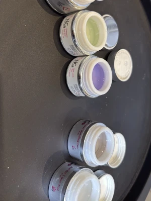 Flera färgade gelnagellackburkar - Lite olika geler från nagelgiganten. 2 st clear gel 30 g, primer och extrem bonder gel 30 g och wet look top coat 30g. De är öppnade, burkarna är inte kladdiga nu, men jag ansvarar inte om de skulle blir kladdiga under frakten 