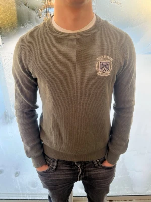  Stickad tröja från Morris - Riktigt snygg stickad tröja från Morris. Strl M, personen på bilden är 184 cm lång. Skicka gärna prisförslag. Kika in min profil för liknande plagg.