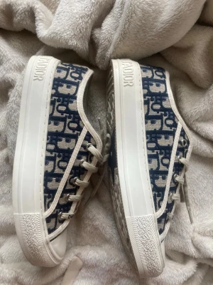 Christian Dior Skor - Walk n dior skor i färgen deep blue. Storlek 38. Nästan aldrig använda. Påse och box medföljer! Kom gärna med bud!