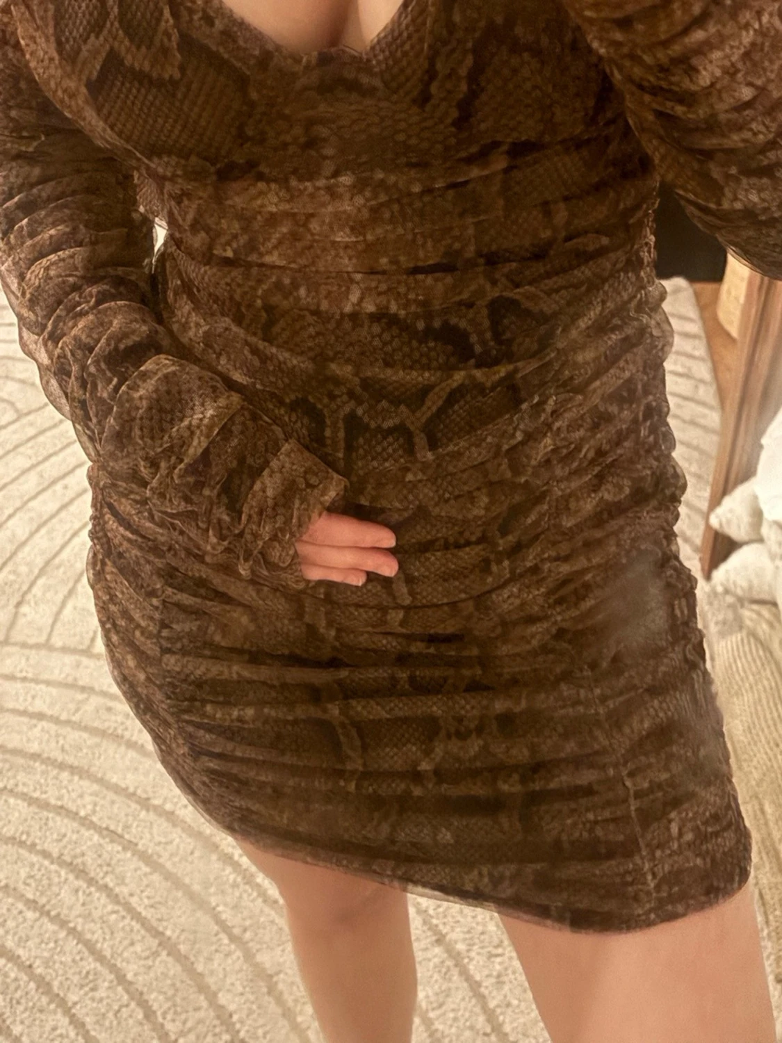 Brun kort klänning med ormmönster - 5