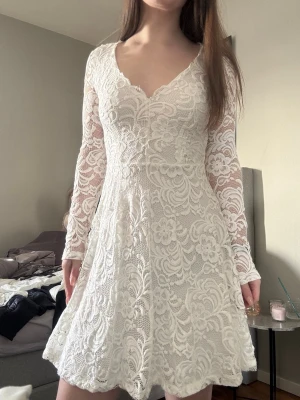 Vit spetsklänning med v-ringning - Superfin vit klänning i spets med v-ringad hals och långa ärmar❤️