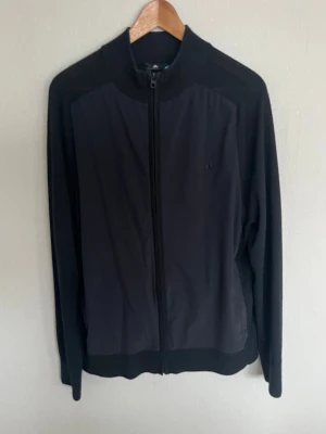 J.Lindeberg cardigan - Väldigt fint skick inga defekter, storlek M | modellen är 185 cm lång och väger ca 78 kg