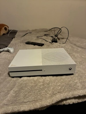 Xbox One S - Xbox One S med 1 kontroll som lillebror pillat med men funkar felfritt. Strömkabel+HDMI-kabel medföljer. Det funkar felfritt men har lite märken osv. 